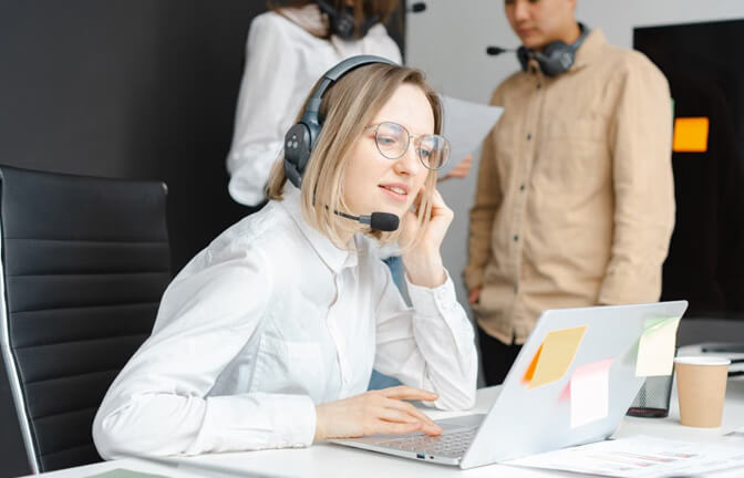 Contact center agent managing a customer call